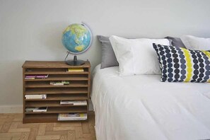 2 slaapkamers, een bureau, een strijkplank/strijkijzer, reisbedje