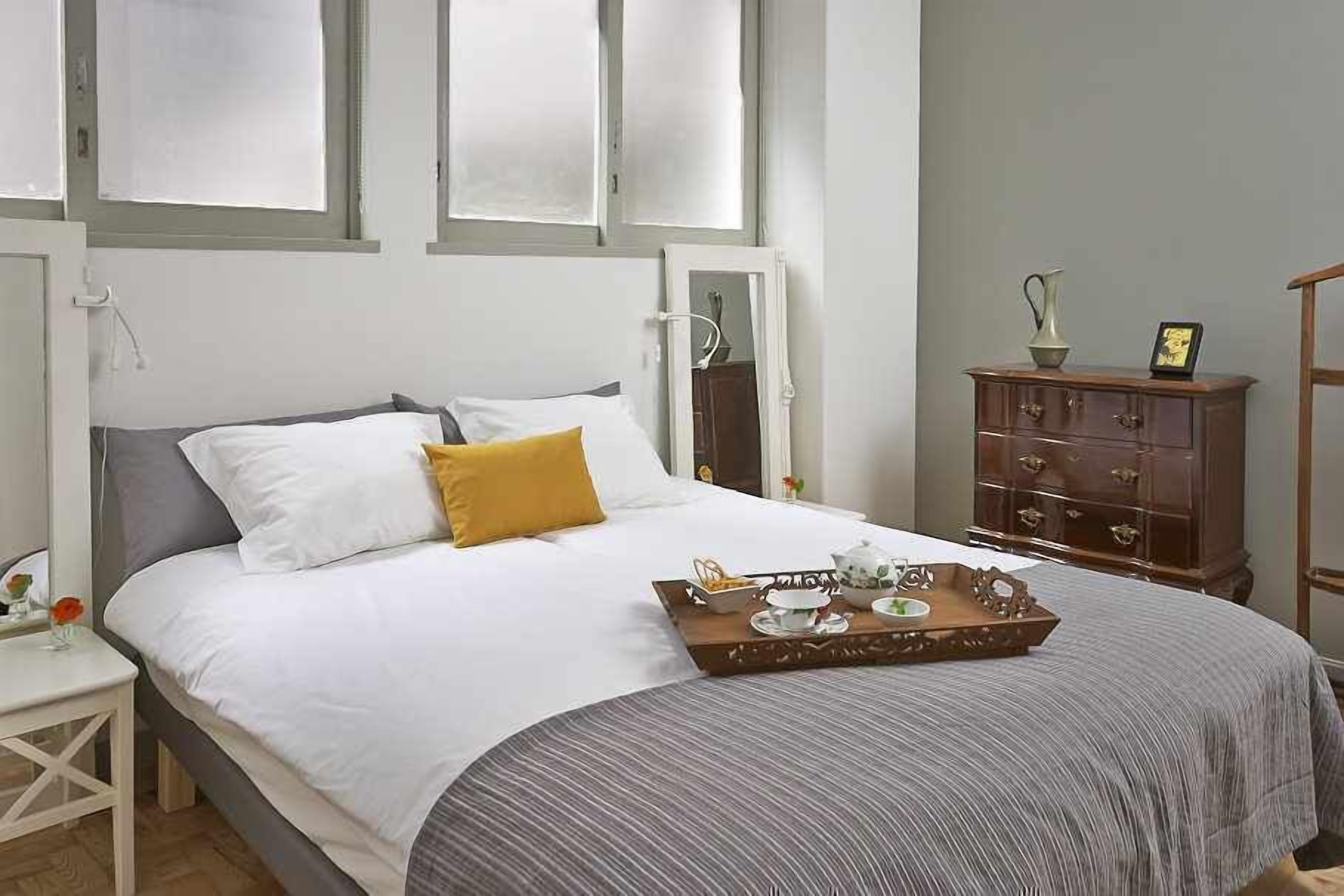 2 soverom, skrivebord, strykejern/-brett og reiseseng for barn