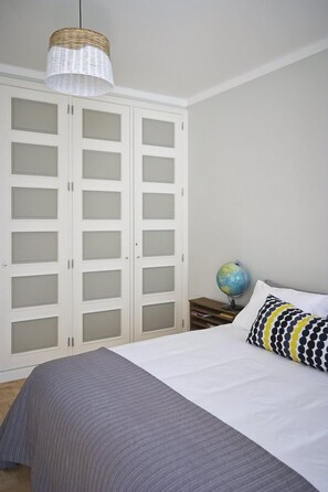 2 habitaciones, escritorio y tabla de planchar con plancha 