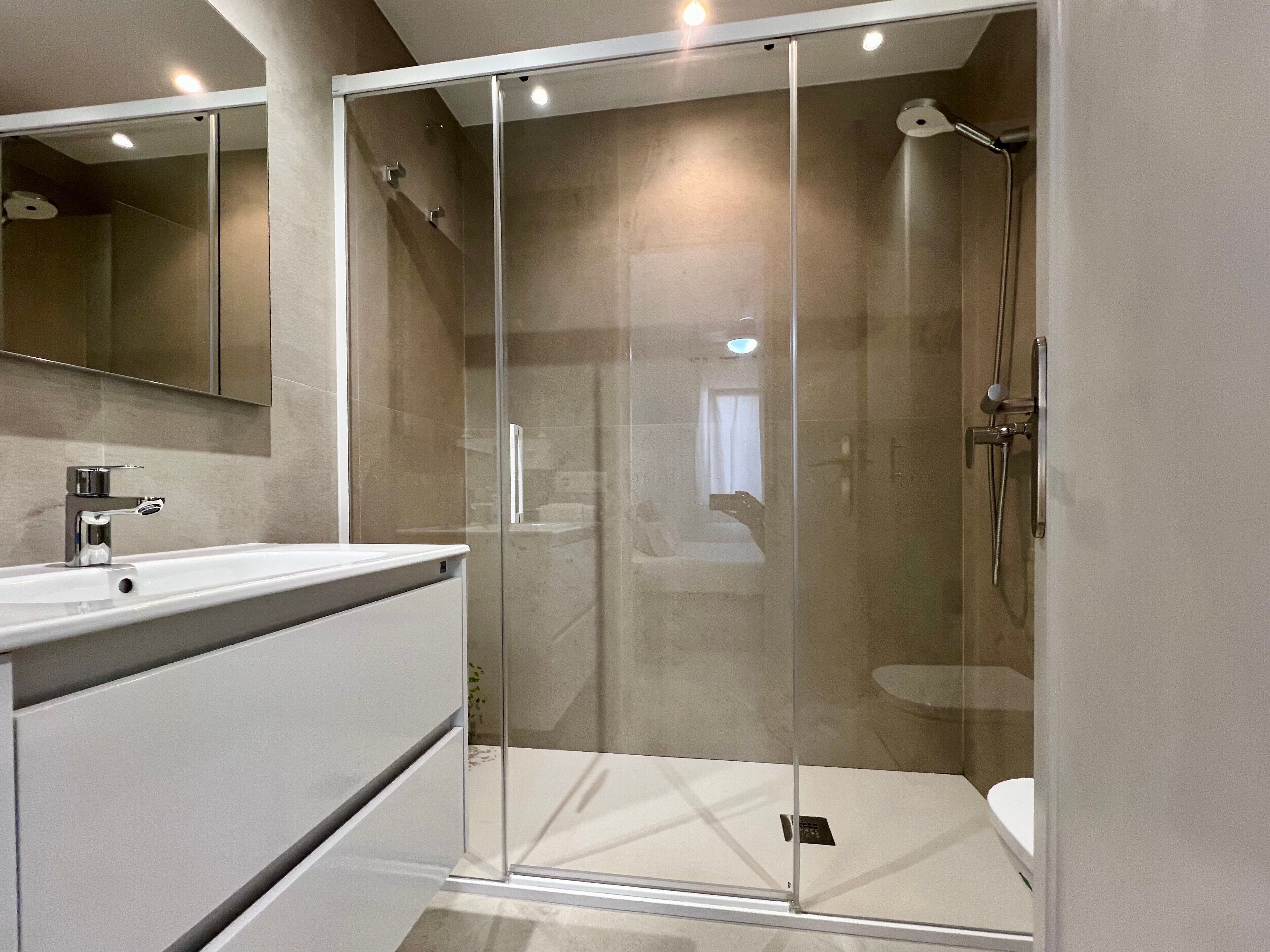 Badewanne, Haartrockner, Handtücher