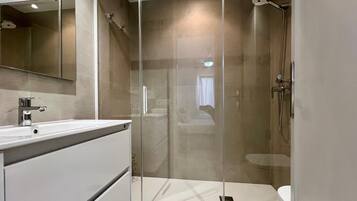 Badewanne, Haartrockner, Handtücher