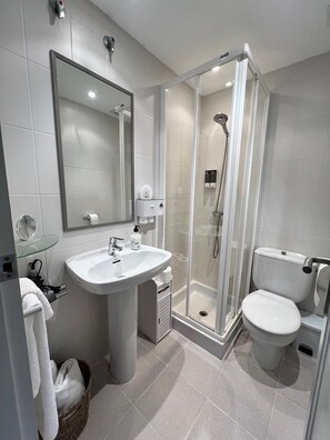 Badewanne, Haartrockner, Handtücher