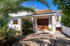 Exterior - Beautiful Villa "Beach Palmitos" with Wi-Fi, Balcony, Garden, Terraces & Pool (Can Picafort)