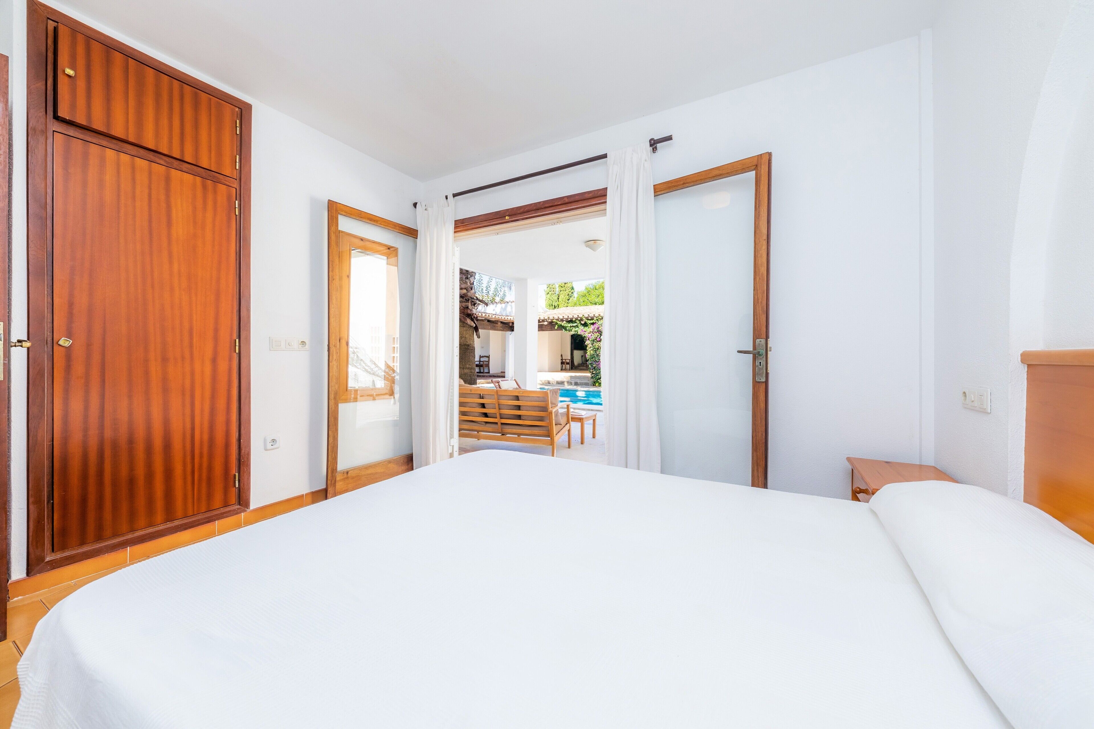 5 bedrooms, iron/ironing board, free WiFi, bed sheets