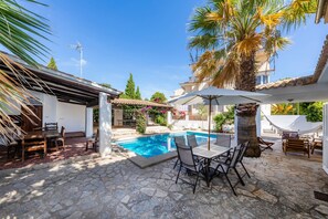 Outdoor dining - Beautiful Villa "Beach Palmitos" with Wi-Fi, Balcony, Garden, Terraces & Pool (Can Picafort)