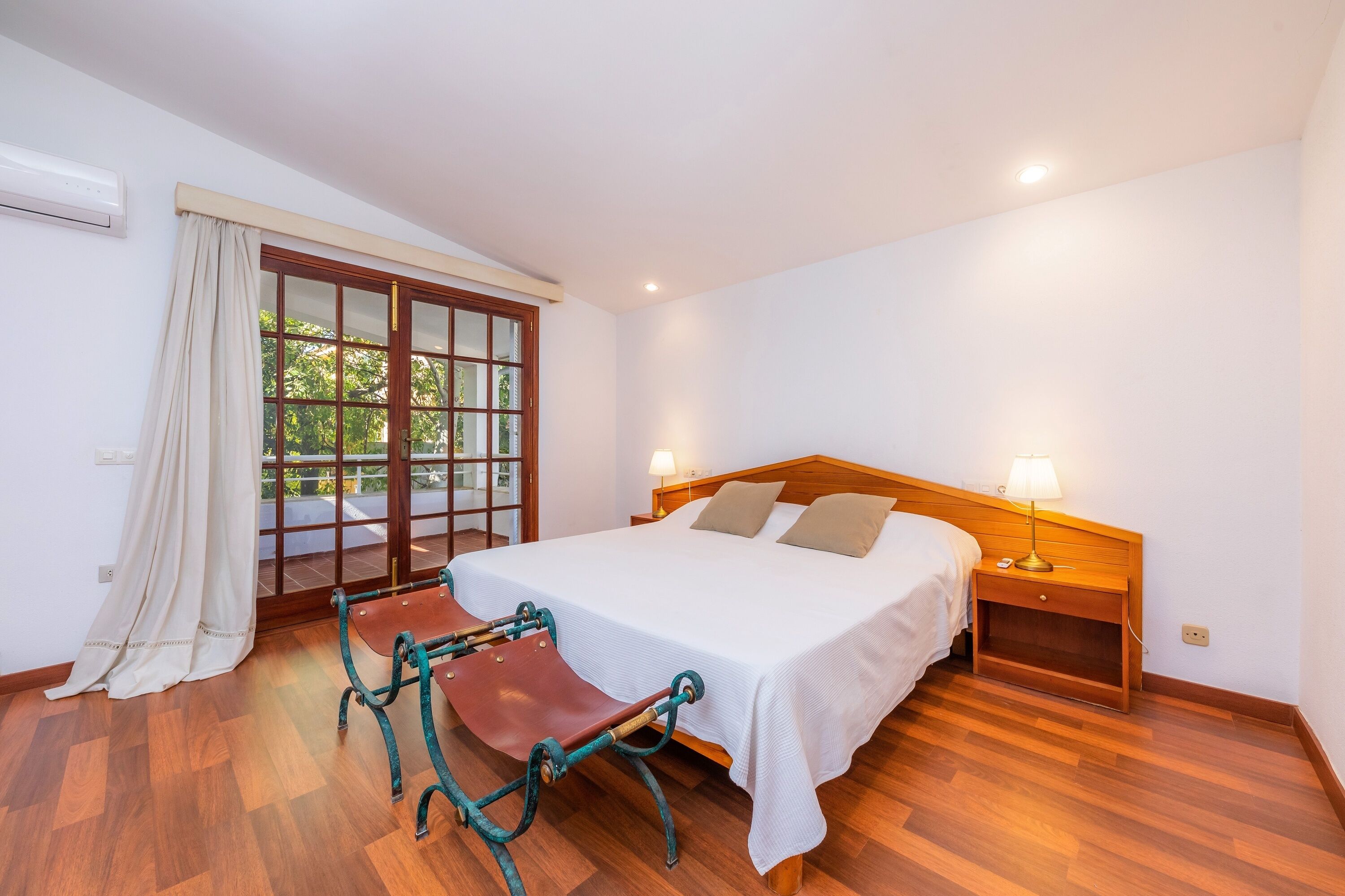 5 slaapkamers, een strijkplank/strijkijzer, gratis wifi, beddengoed