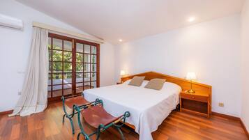 5 slaapkamers, een strijkplank/strijkijzer, gratis wifi, beddengoed