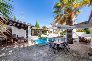 Outdoor dining - Beautiful Villa "Beach Palmitos" with Wi-Fi, Balcony, Garden, Terraces & Pool (Can Picafort)