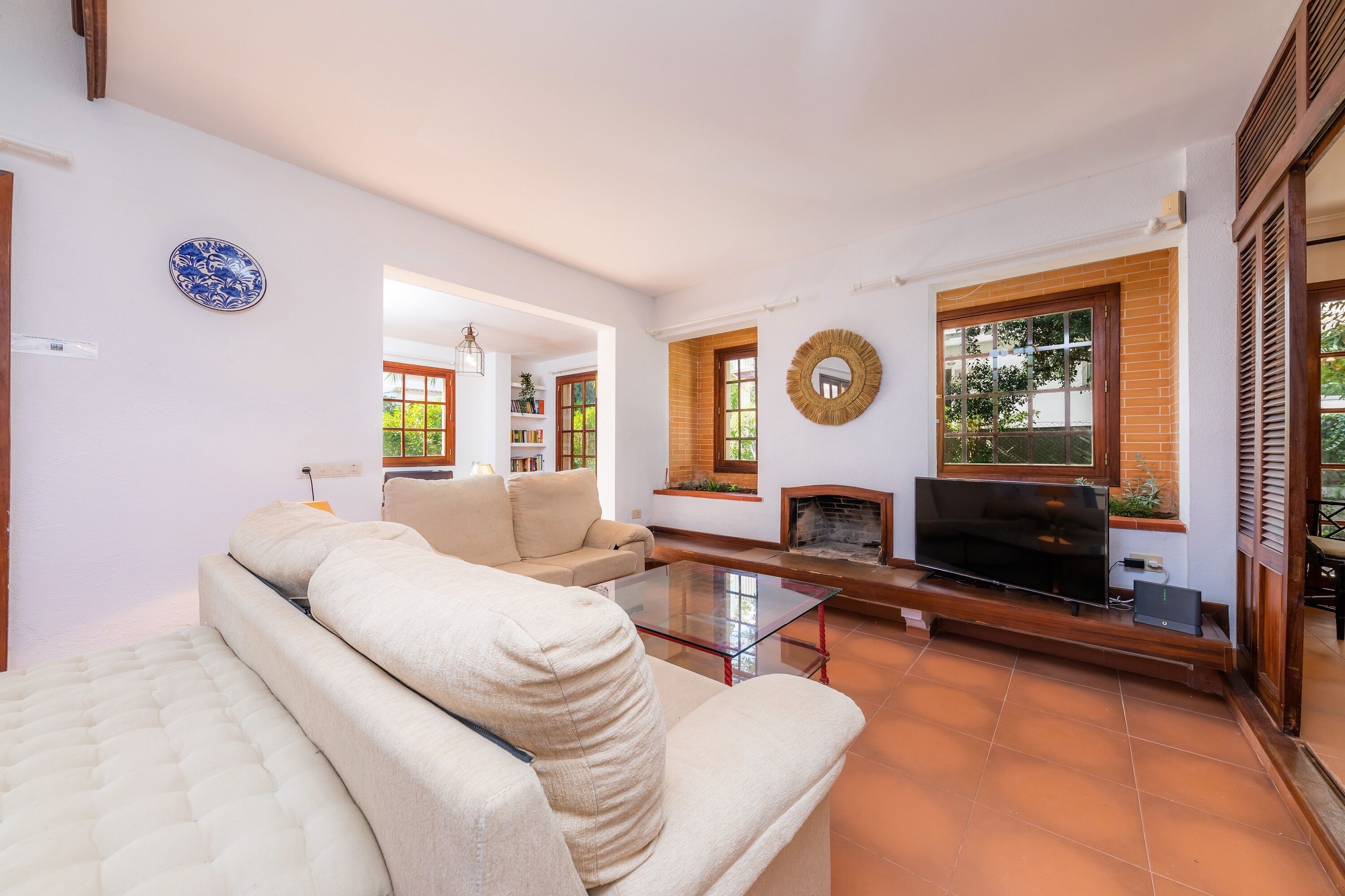 Een televisie, een open haard, een tafeltennistafel en een stereo