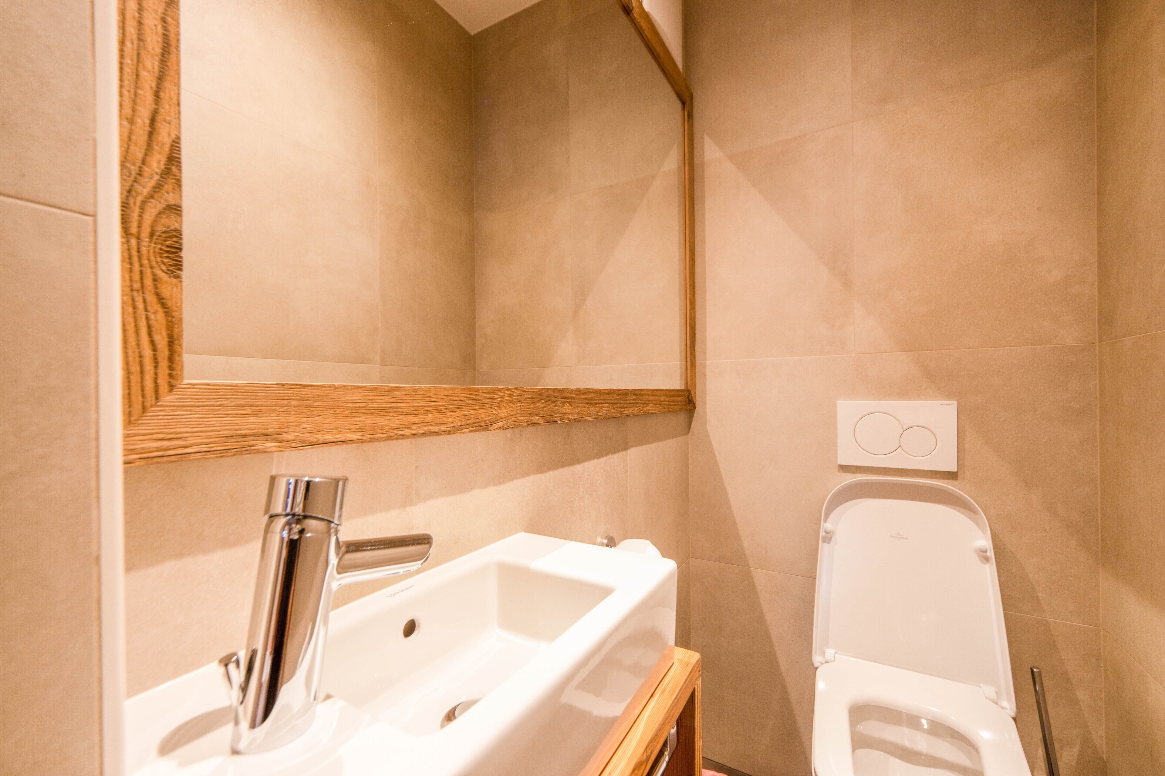 Un bagno con lavandino, specchio e water.