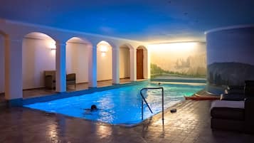 Piscina coperta, una piscina riscaldata