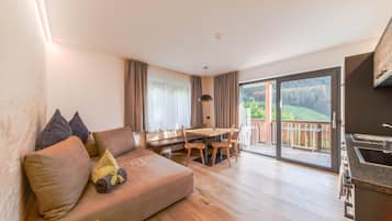 TV, tavolo da ping pong