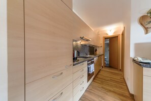 Fridge, microwave, oven, stovetop - Cosy Holiday Apartment "Sonnleiten der kleinen Bären 8" with Mountain View, Wi-Fi, Garden (Steinegg)