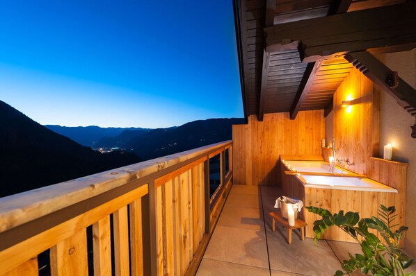 Outdoor spa tub - Cosy Holiday Apartment "Sonnleiten der kleinen Bären 8" with Mountain View, Wi-Fi, Garden (Steinegg)