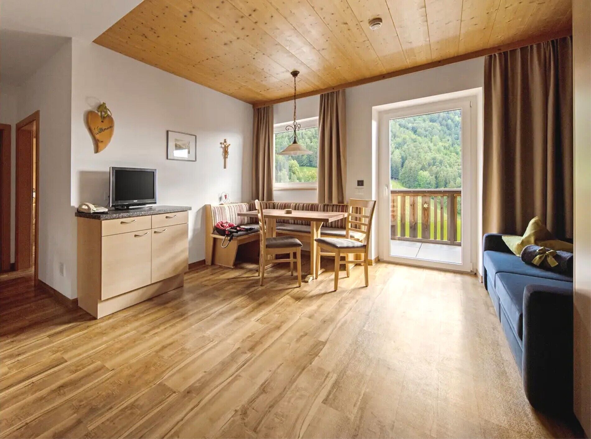 Fernseher, Tischtennisplatte