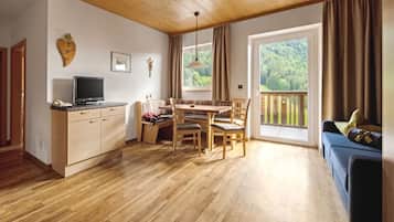 TV, tavolo da ping pong