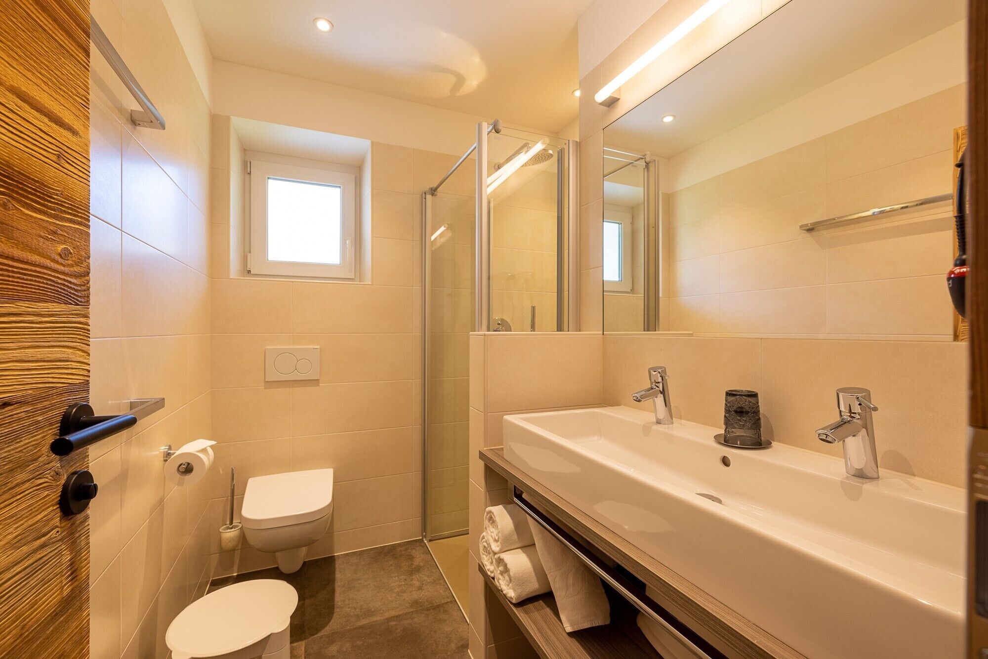 Dusche, Haartrockner, Handtücher