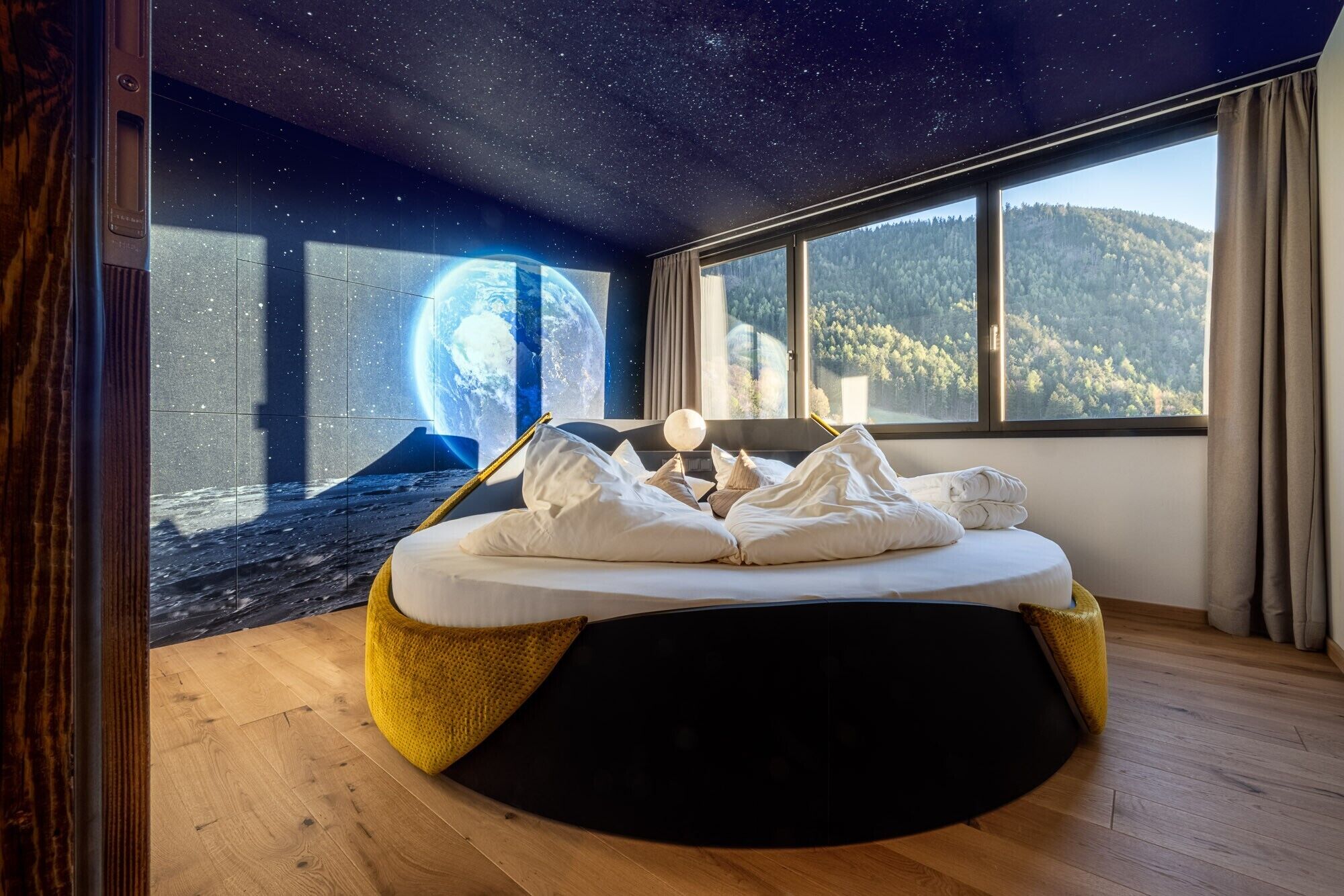 3 عدّة غرف نوم ومكواة/لوح كي وواي فاي مجانًا وملاءات أسرّة