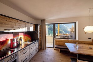 Fridge, microwave, oven, stovetop - Charming Apartment “Sonnleiten Sonne Mond u Sterne” with Mountain View (Steinegg)