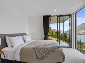 3 bedrooms, iron/ironing board, WiFi, bed sheets - Sierra Views - Queenstown Holiday Home (Queenstown)