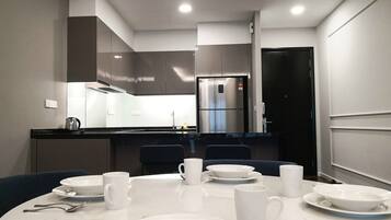 Microwave, cookware/dishes/utensils