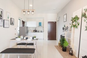 雪櫃、微波爐、爐具、電熱水壺