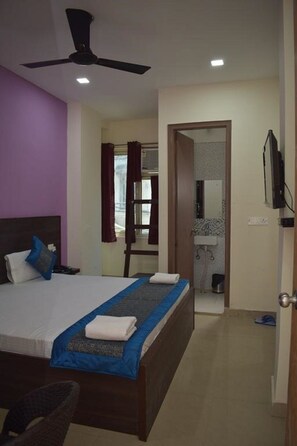Deluxe Double Room | Free WiFi - Hotel Aero Indus (New Delhi)