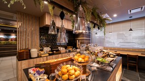 Ein reichhaltiges Buffet mit verschiedenen Speisen und einer Holztischplatte.