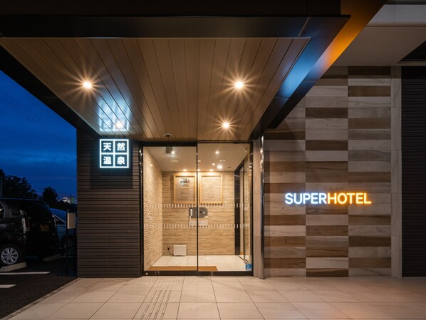 A hotel entrance with a wooden ceiling and a sign that reads "SuperHotel". - Super Hotel HigashiMaizuru (Maizuru)