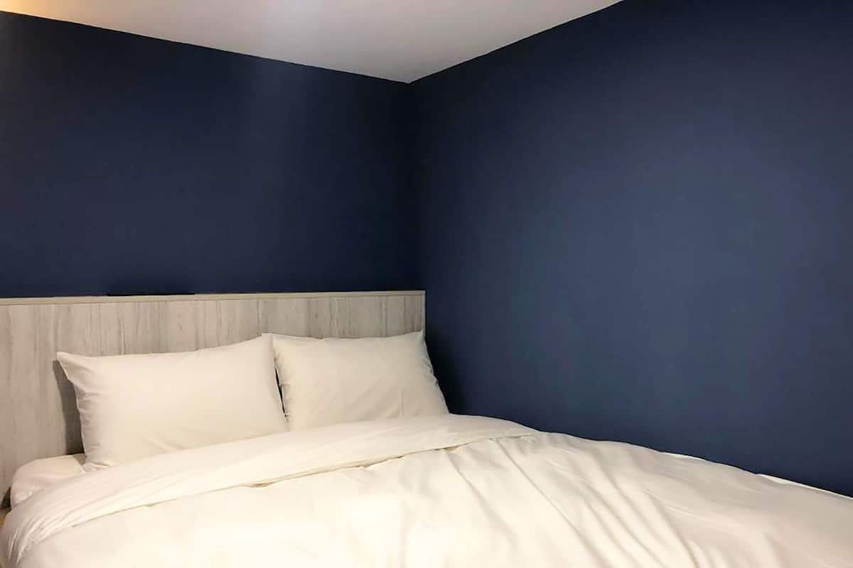 Soundproofing, free WiFi, bed sheets