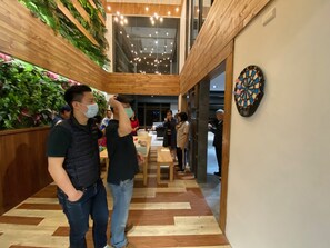 Coin salon dans le hall