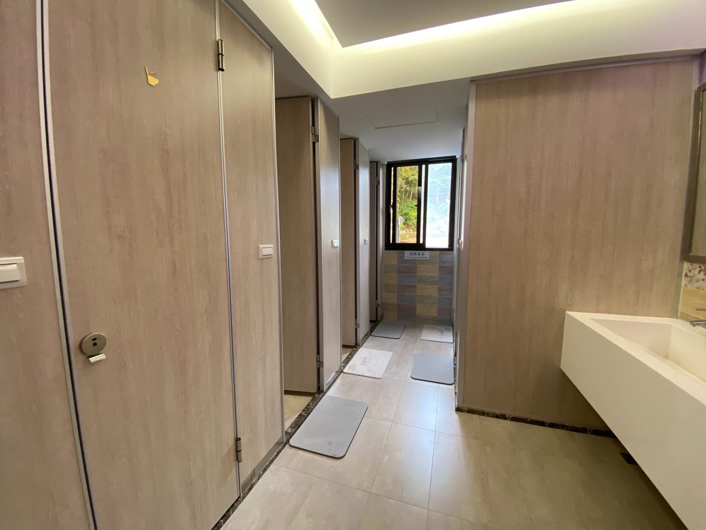 Un baño moderno con un lavamanos grande, un espejo y una zona de ducha.