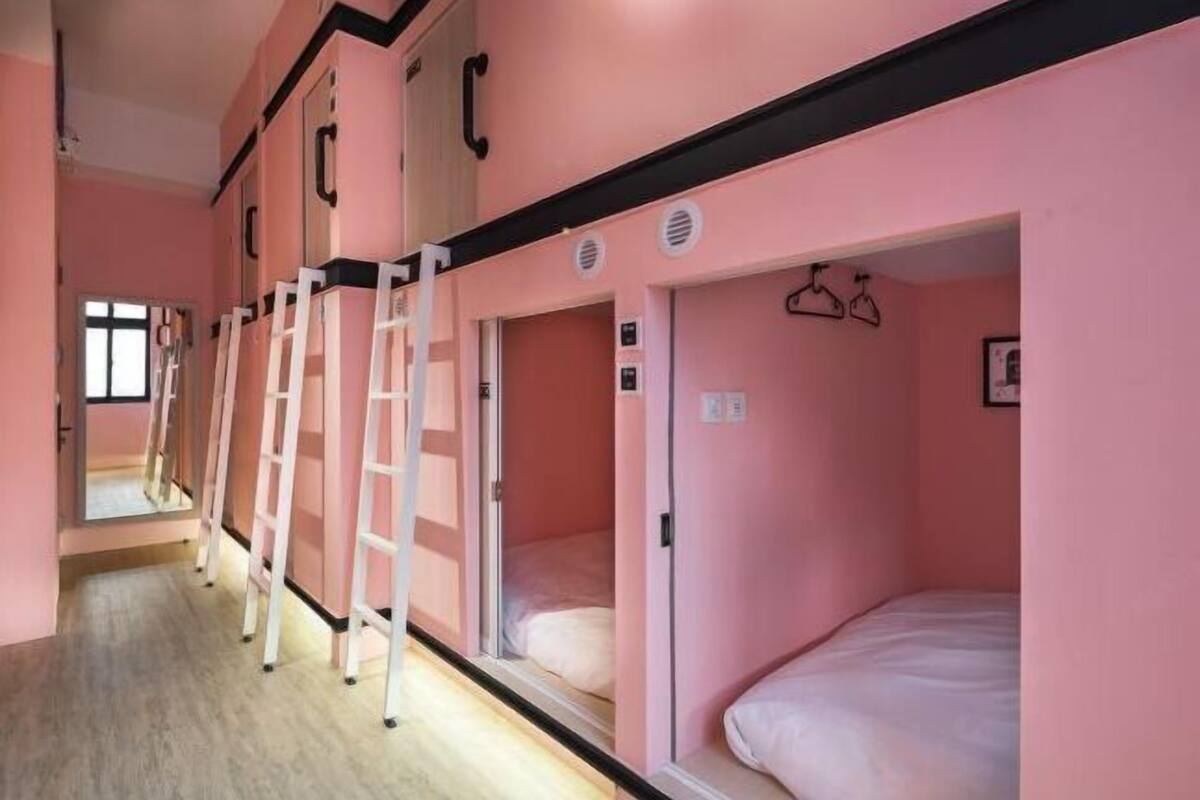 Soundproofing, free WiFi, bed sheets