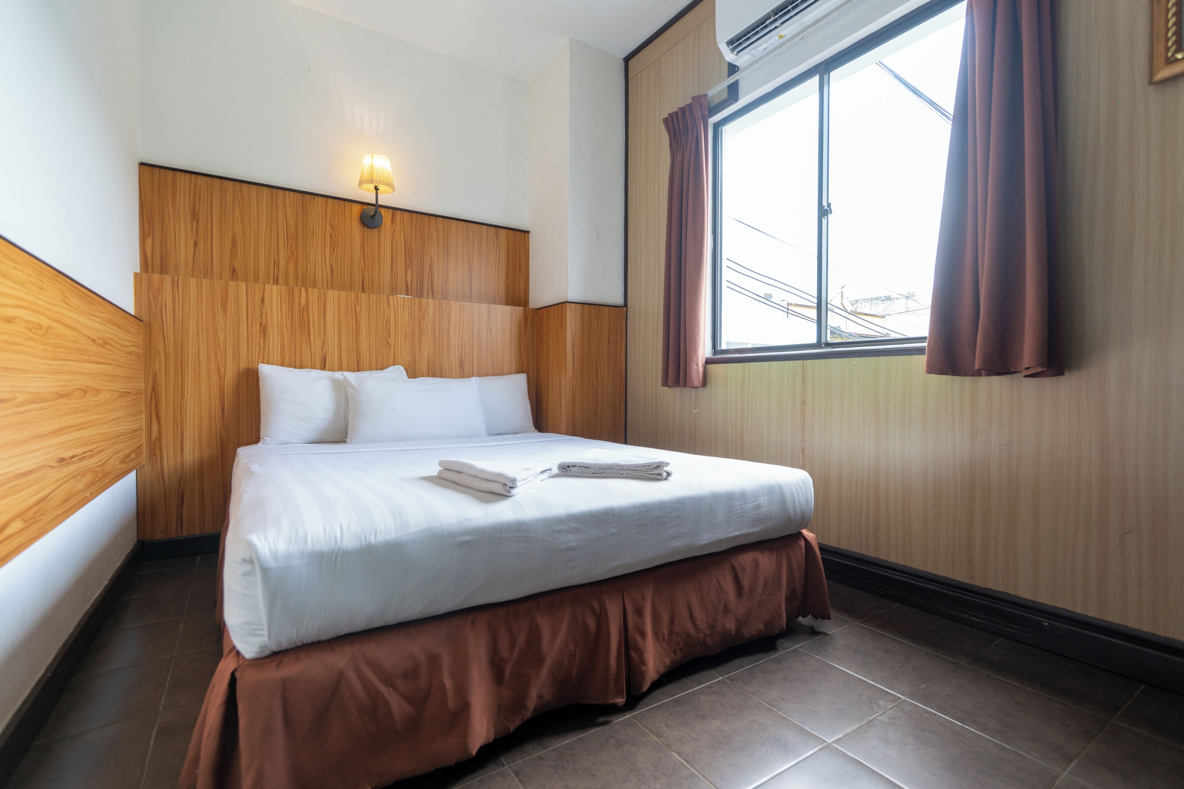 Queen Room | Desk, free WiFi