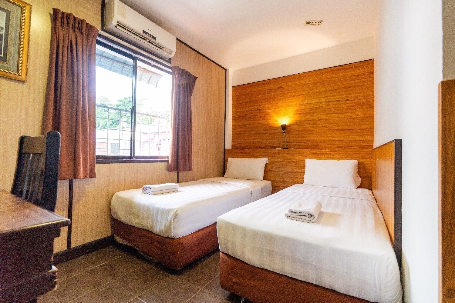 Standard Twin | Desk, free WiFi