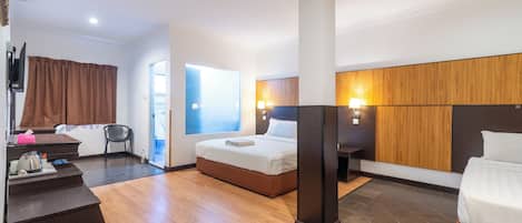 Family 3 Pax | Desk, free WiFi