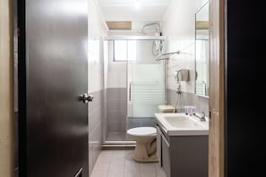 Ducha, secador de pelo, pantuflas, toallas