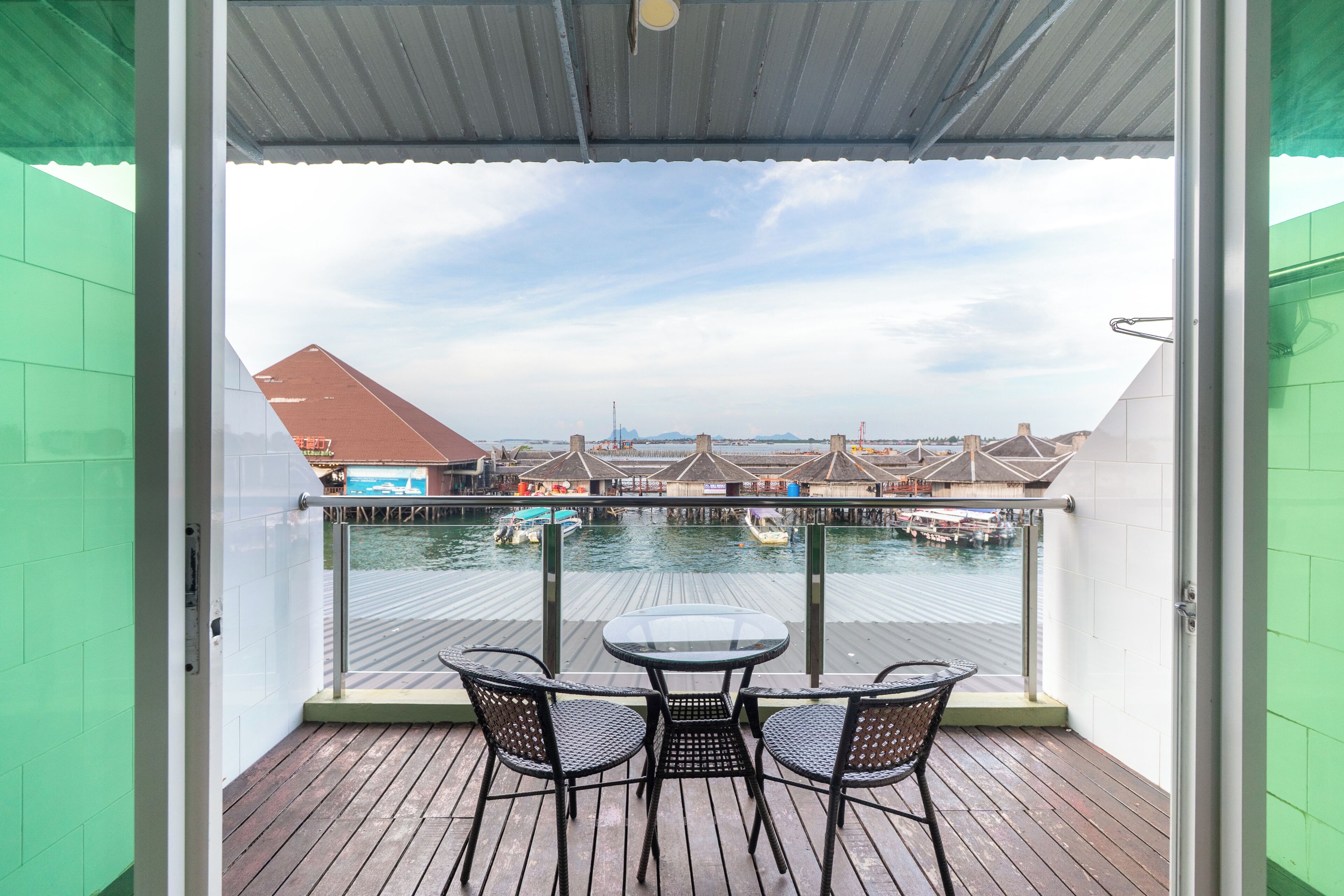 Desk, rollaway beds, free WiFi