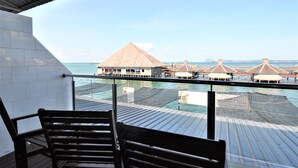 A balcony with a view of overwater bungalows and a calm sea. - Sipadan Inn 2 (Semporna)