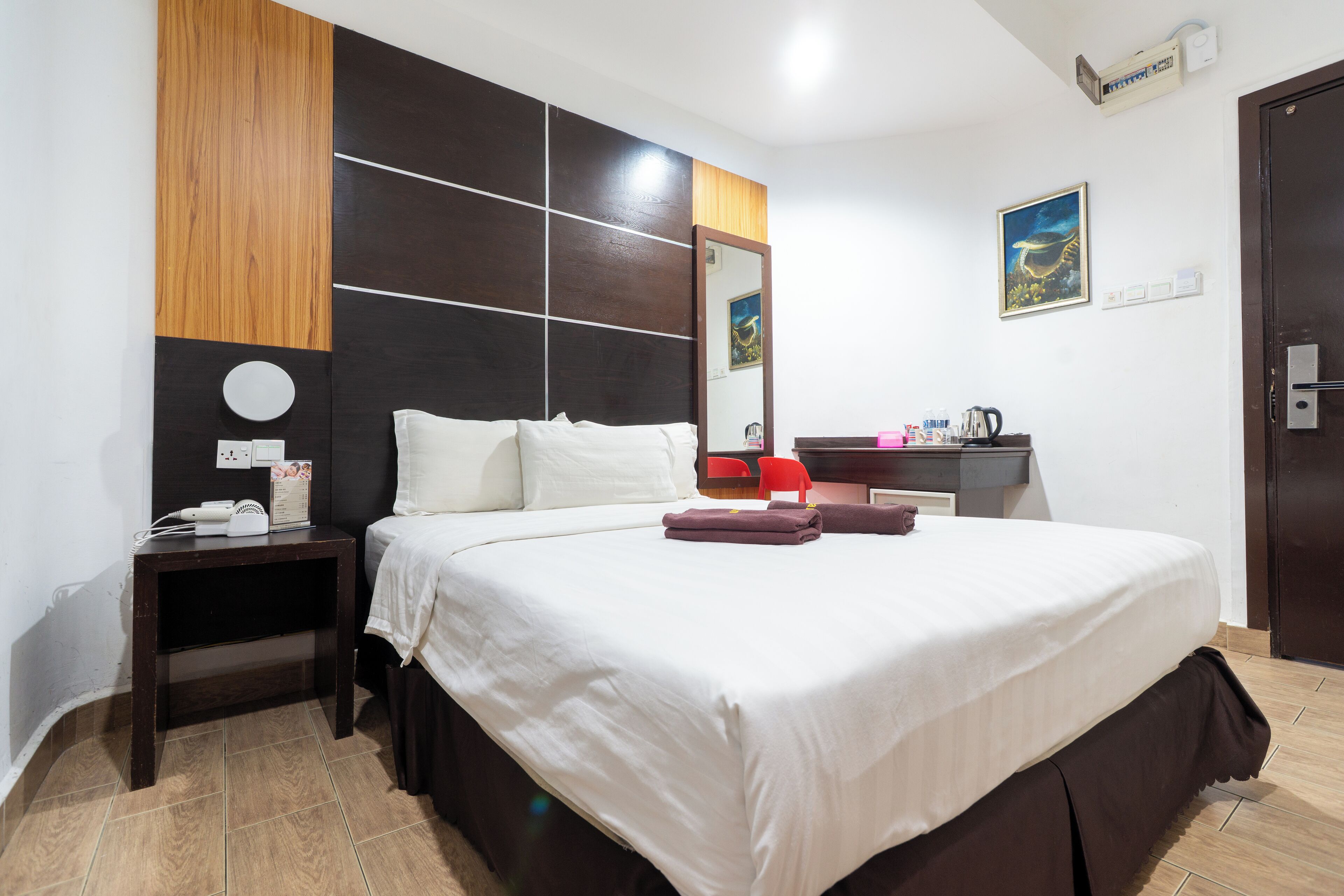 Queen Room | Desk, rollaway beds, free WiFi