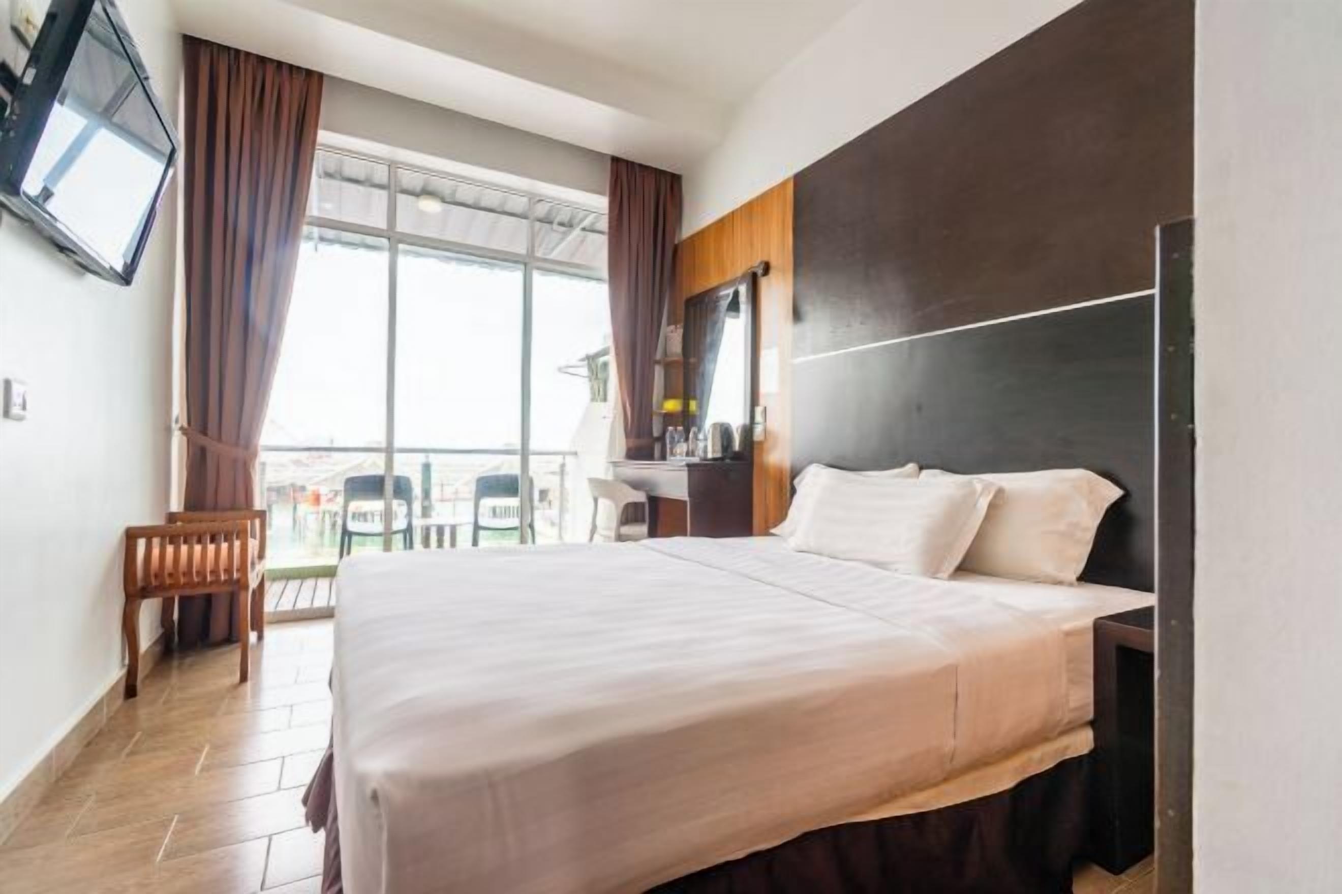 Desk, rollaway beds, free WiFi