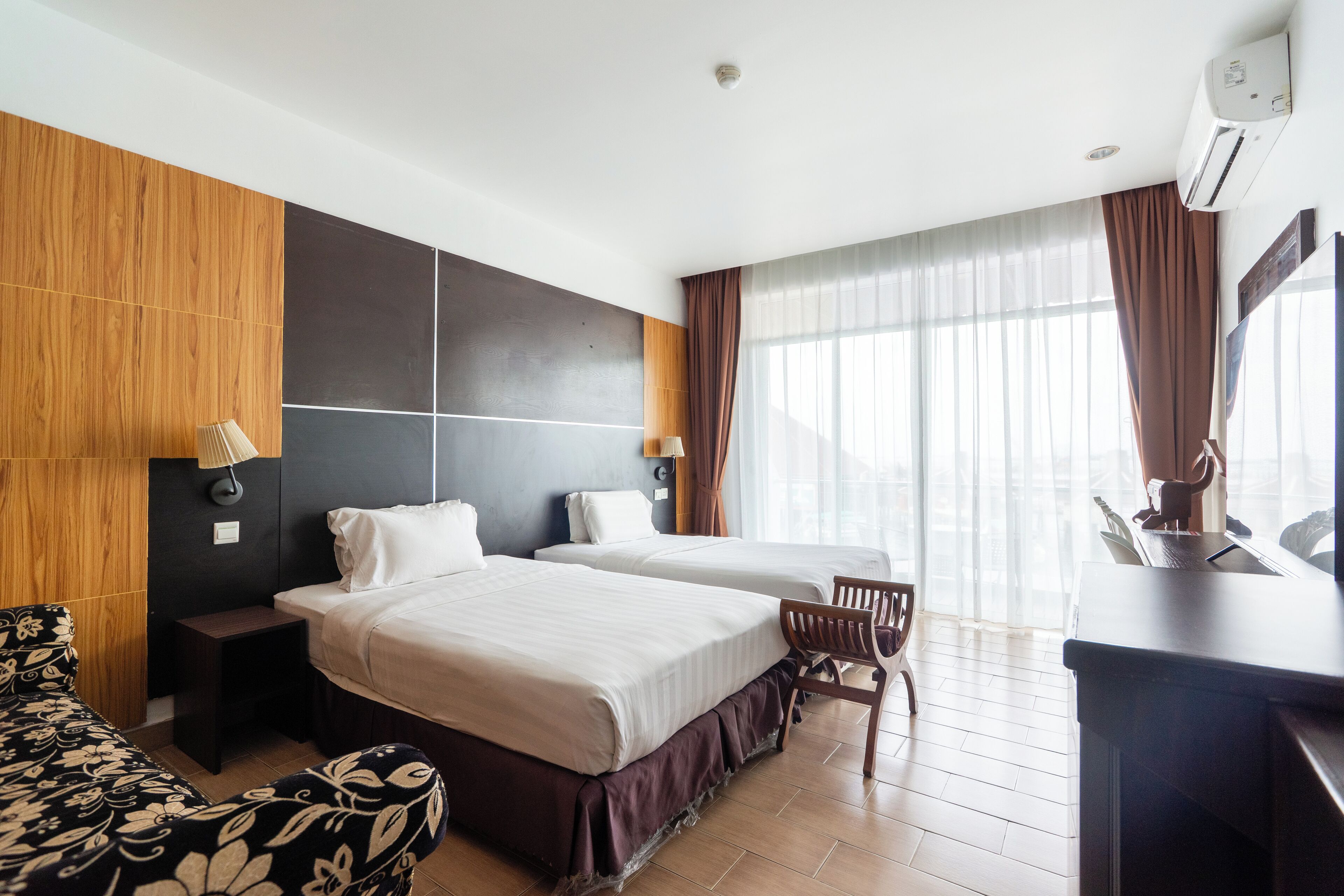 Deluxe Twin Room, Sea View | Desk, rollaway beds, free WiFi