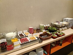 Sarapan prasmanan setiap hari (JPY 2000 per orang)