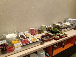 Se ofrece un desayuno bufé (2000 JPY por persona)