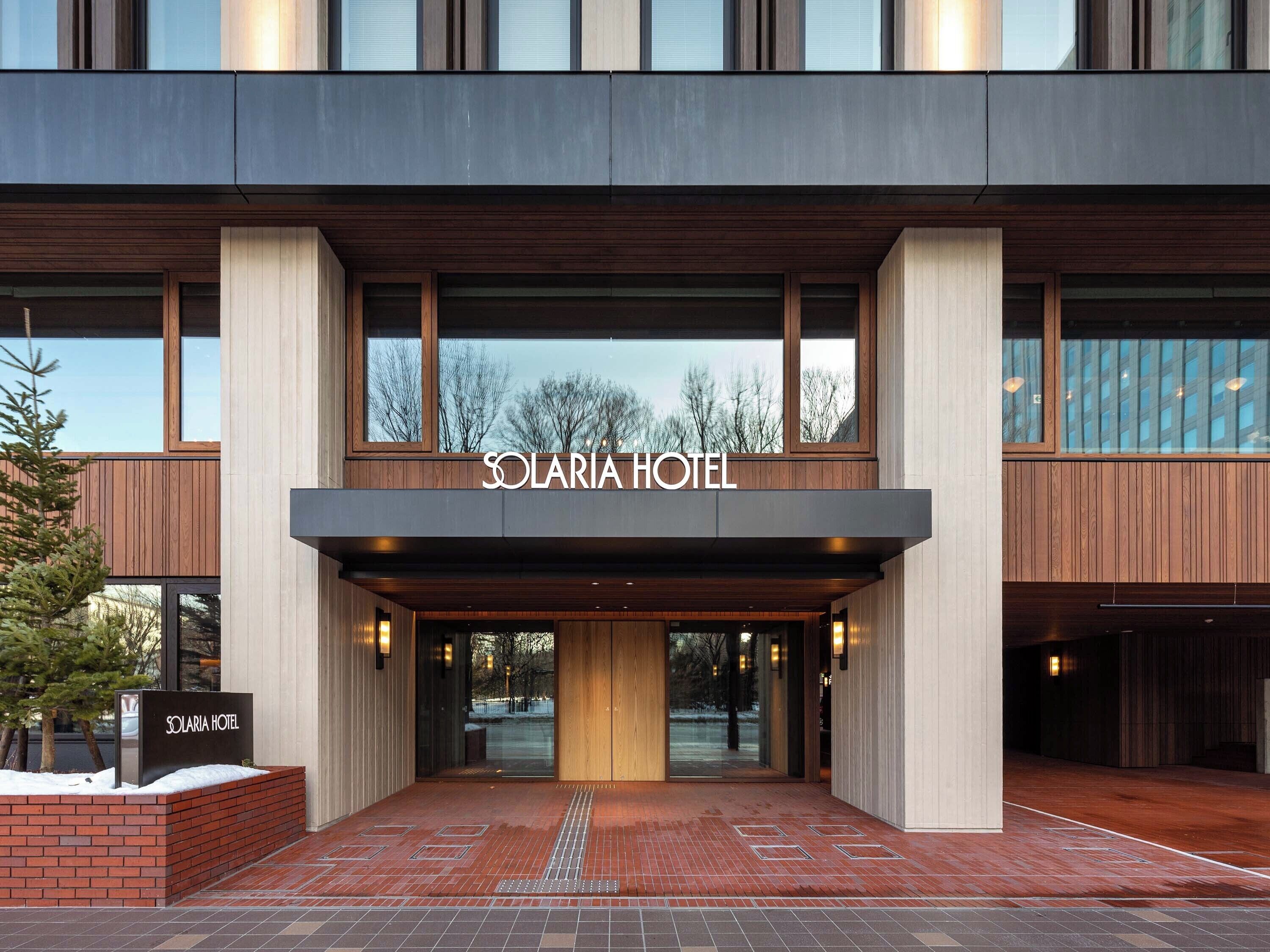 Der Eingang des Solaria Hotels mit modernem Design, inklusive einer auffälligen Schilder und einem überdachten Eingangsbereich.