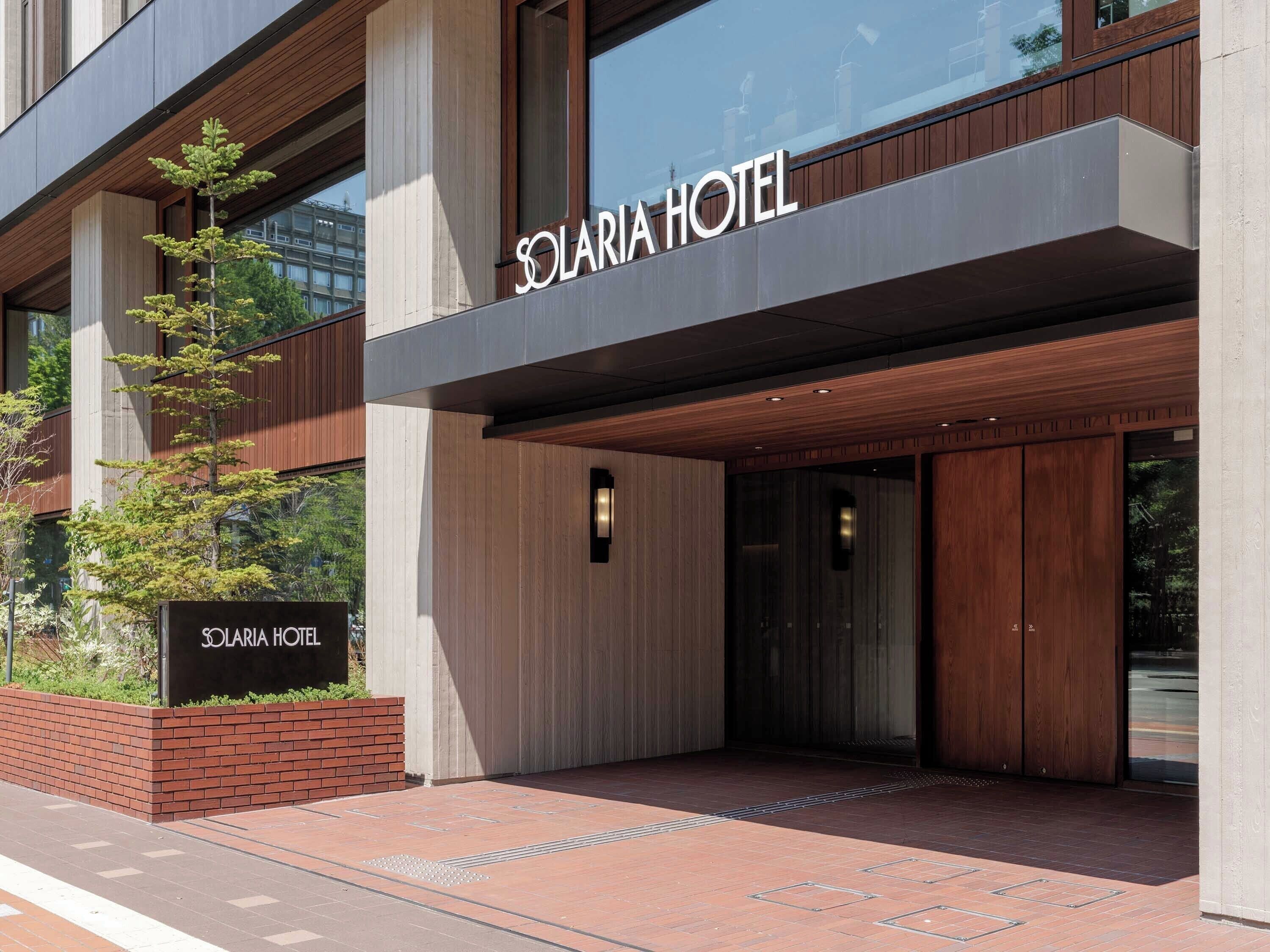 Moderni hotellin sisäänkäynti, jonka yläpuolella on kyltti, jossa lukee: ”SOLARIA HOTEL”.