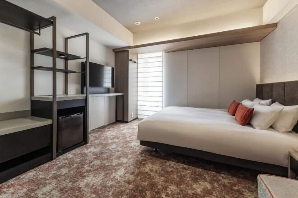 Värdeförvaringsskåp på rummet och mörkläggningsgardiner