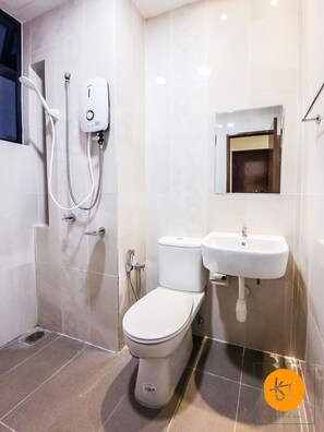 Shower, hair dryer, bidet, towels