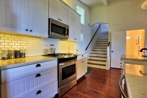 House, 2 Bedrooms | Private kitchen | Full-size fridge, microwave, oven, dishwasher