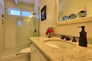 Casa, 2 habitaciones | Baño | Toallas y shampoo